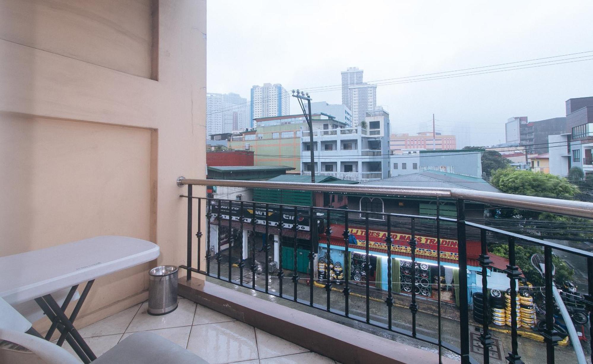 Urbanview At Evangelista Street Makati Makati City Exteriör bild